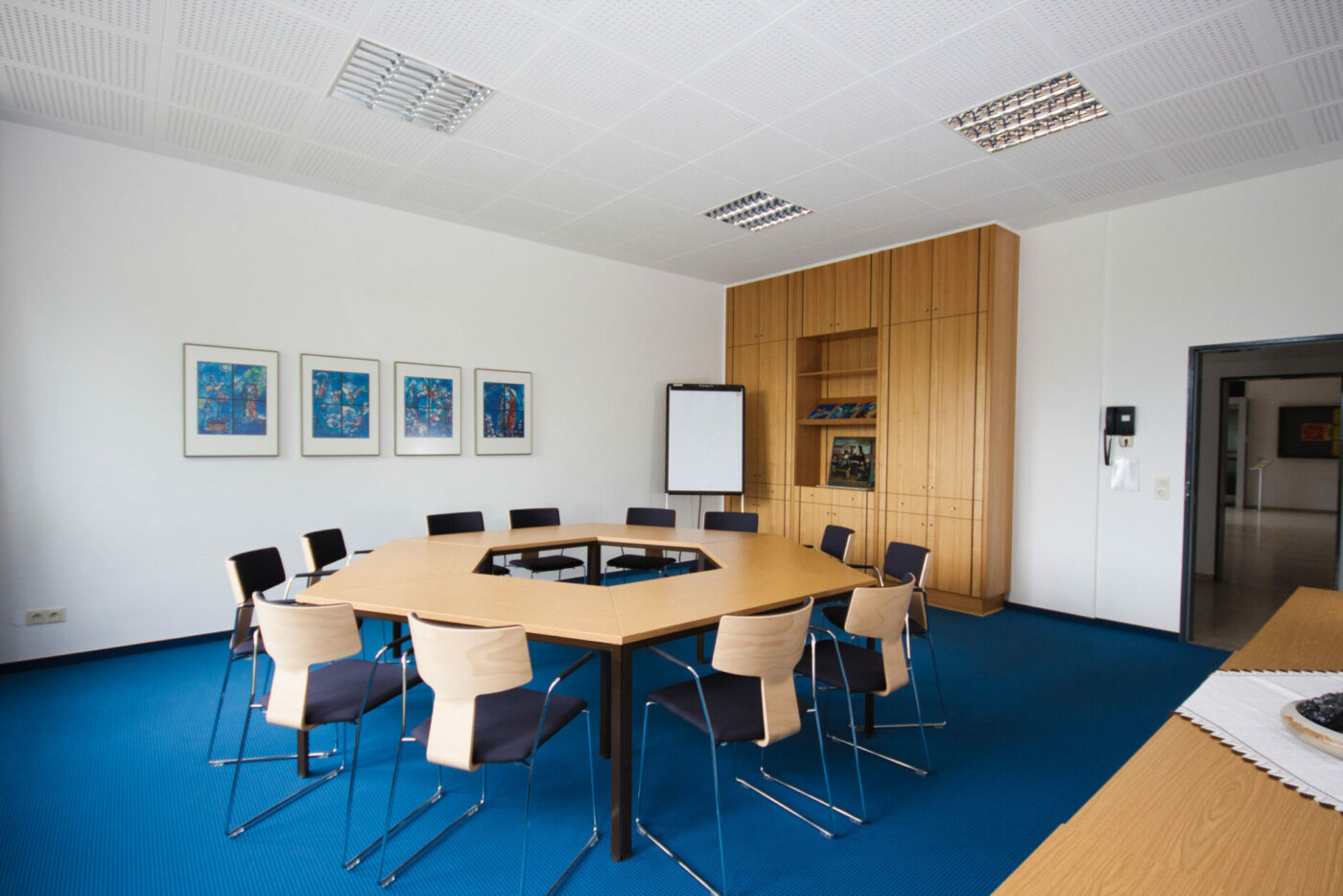 Salle de réunion près de la crypte